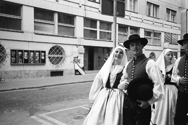 Parade_of_people_in_traditional_slovenian_dress